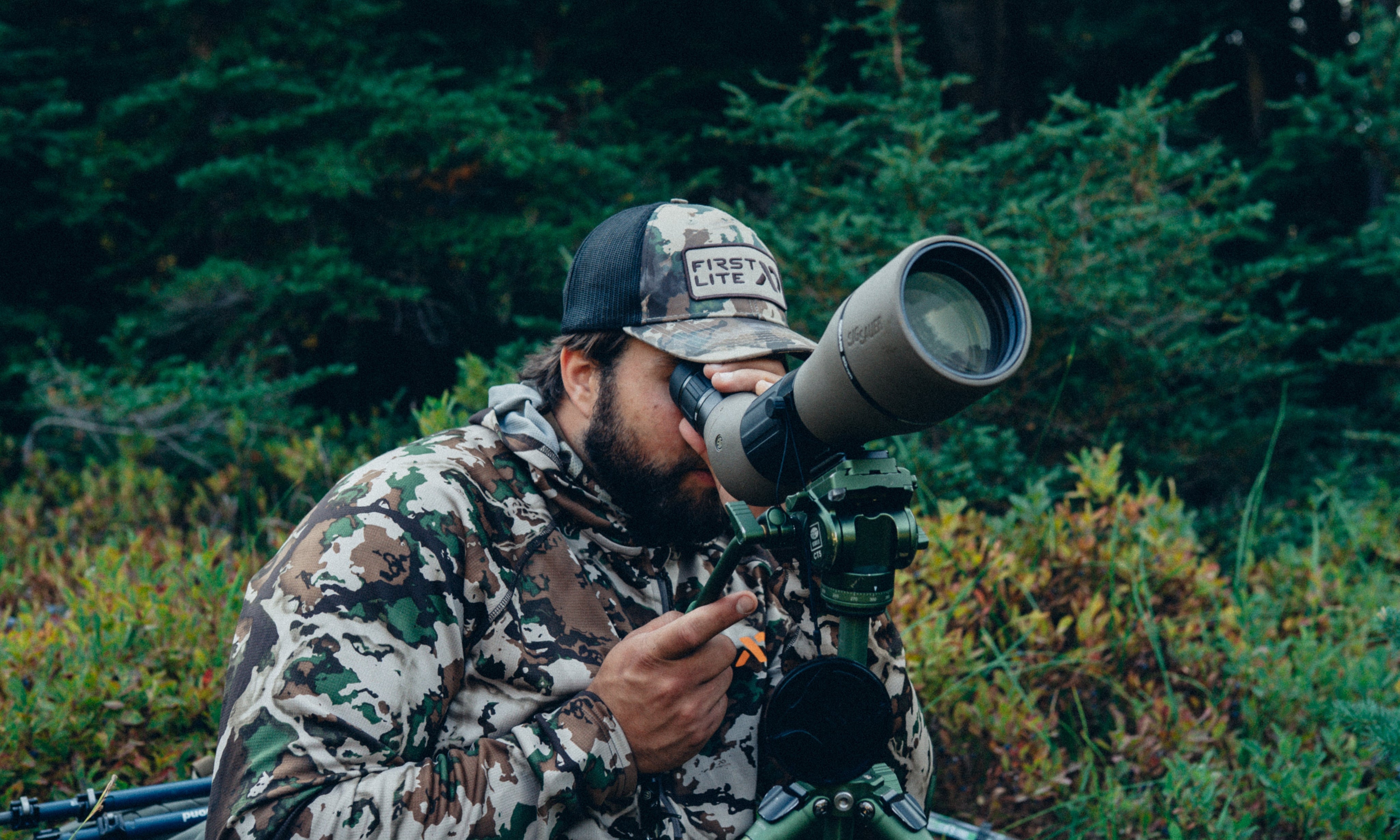 How to Choose a Hunting Spotting Scope: What Canadian Hunters Need to Know